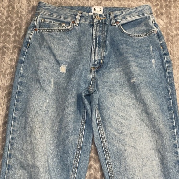 Urban Outfitters BDG Mom Hi-Rise Light Wash Distressed Tapered Leg Jeans.  Sz 27 - Picture 6 of 11